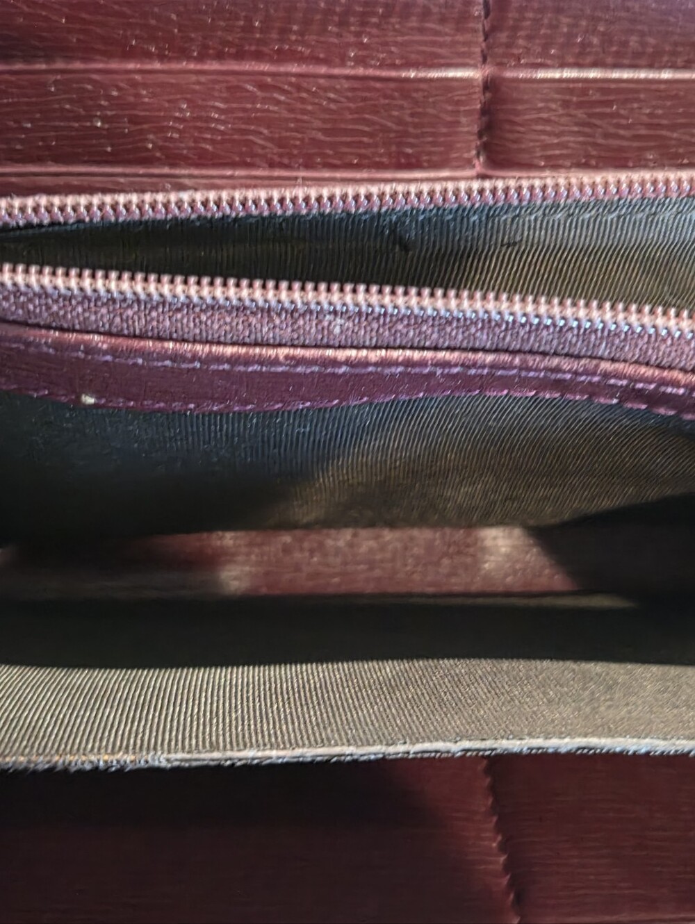 Gucci Zip-Around Wallet in Burgundy with Pink Heart Motif - Picture 5 of 16